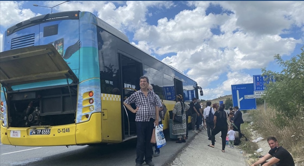 İETT otobüsünün arızalanması nedeniyle İstanbul Havalimanı yolcuları yolda kaldı