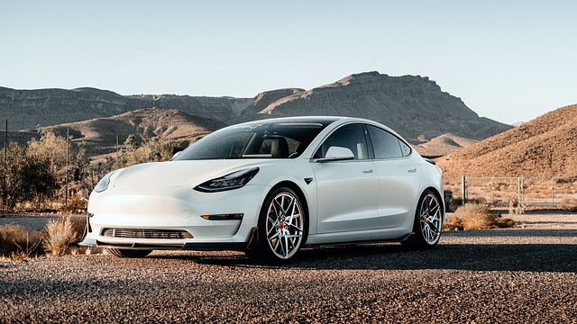 Sürücüsü Uyuya Kalan ve Otopilotta Olan Tesla Kaçtı Alman Polisi Kovaladı. 