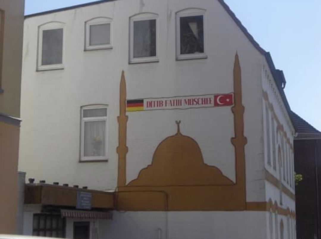 Alman Kadın Cami Bahçesinde Oynayan Çocukları Tehdit Etti.