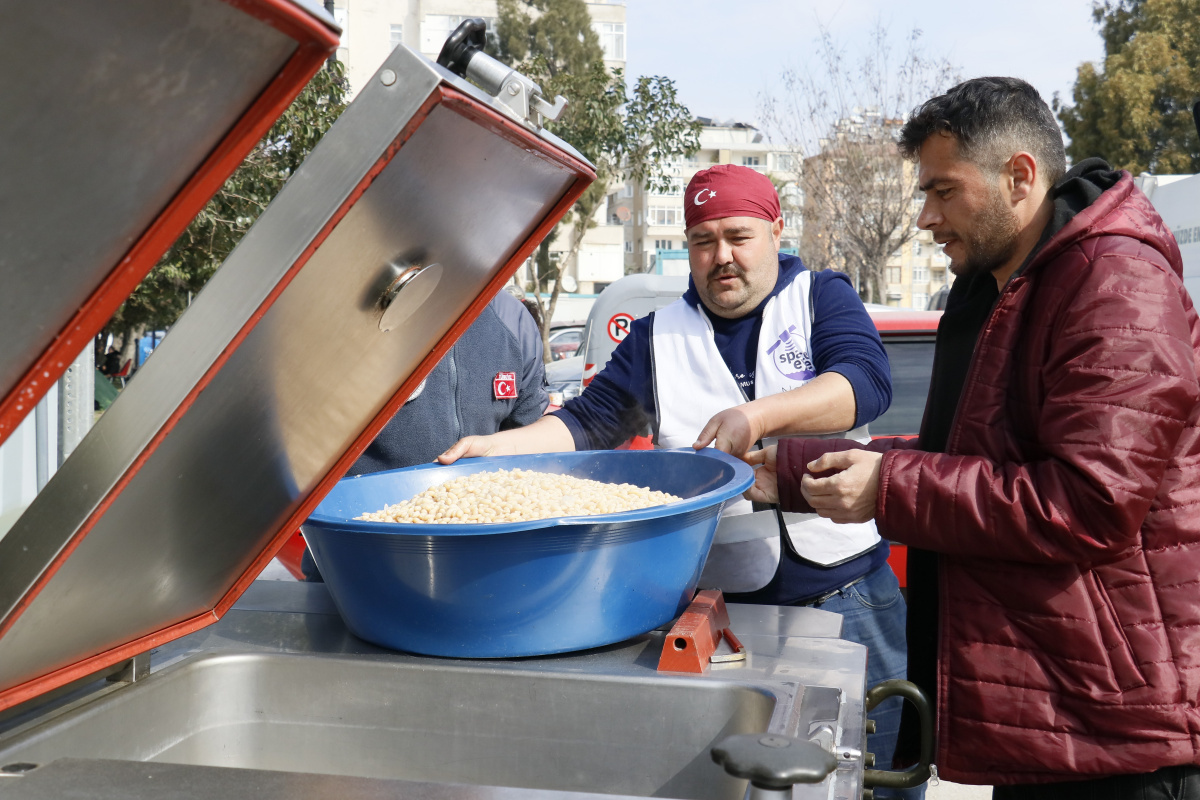 Gurbetçi vatandaş deprem bölgesinde kurduğu mobil mutfakla 1500 depremzedeye yemek dağıtıyor.