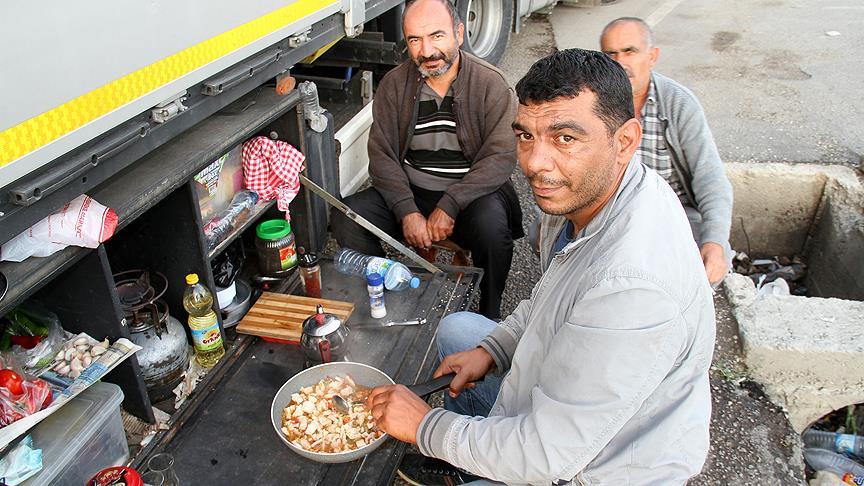 Tır şoförleri iftarı sınır kapısında yaptı