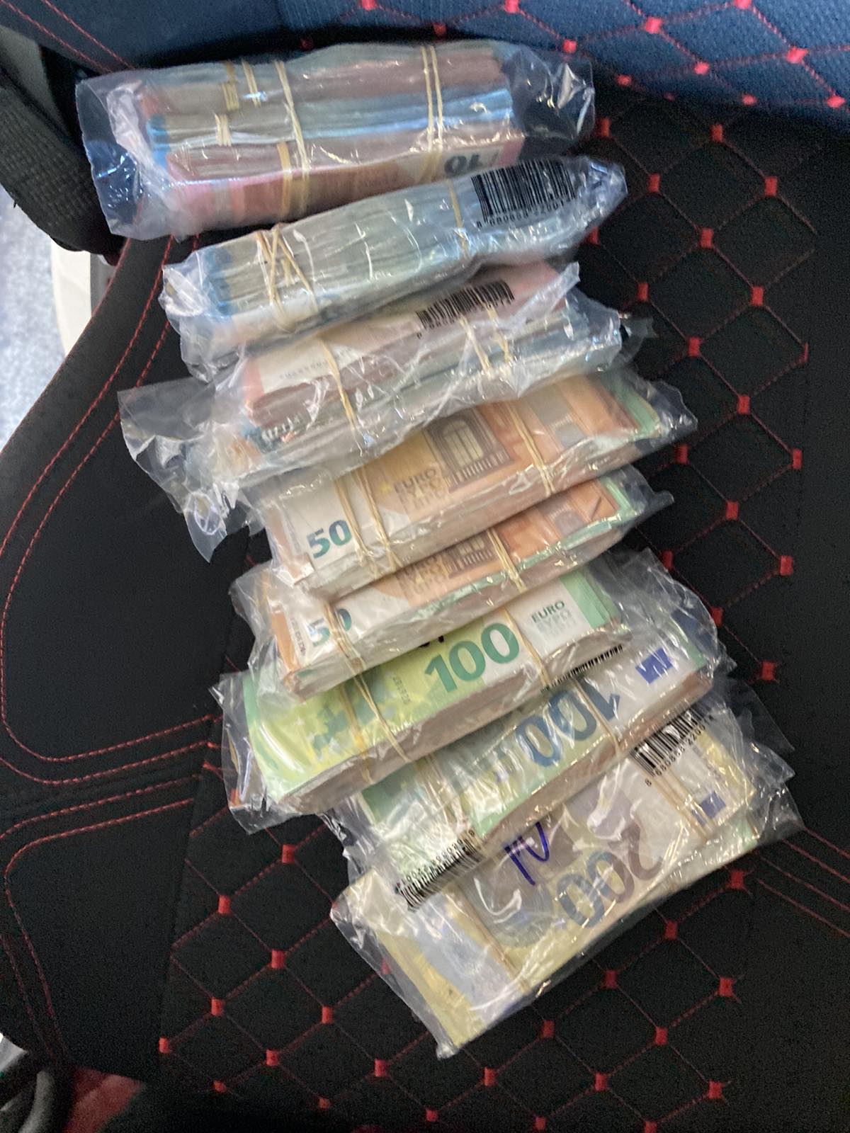 Bulgaristan’da Bir Araçta 217 bin Sterlin ve 84 bin Avro Yakalandı.