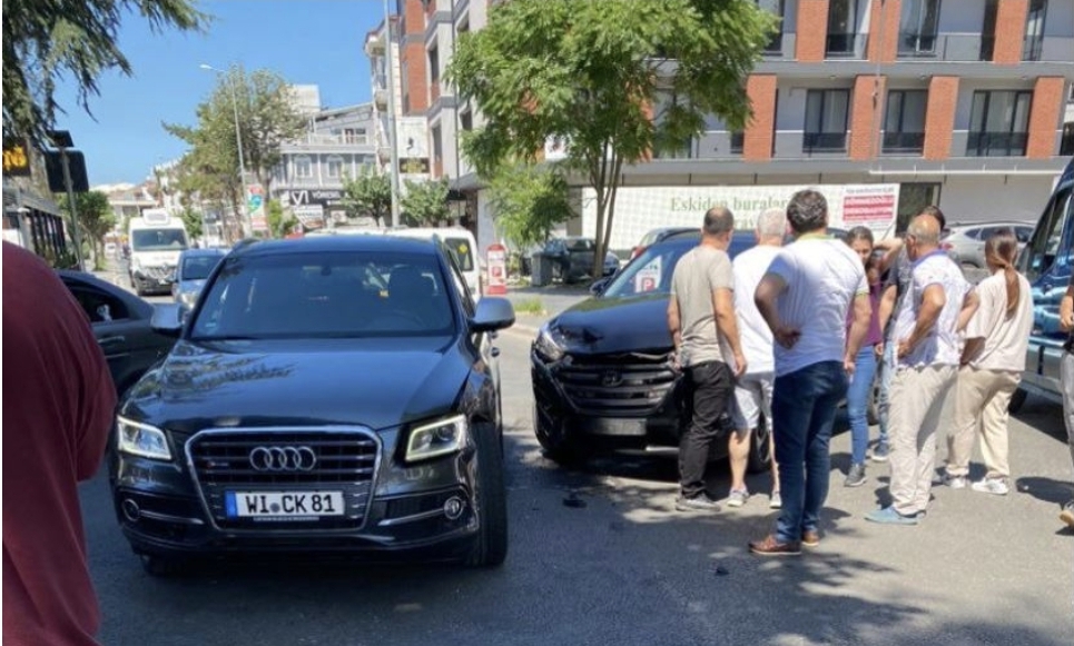 Sonunda Türkiye’de Buda Oldu. İki Gurbetçi Vatandaş Birbirleri İle Trafik Kazası Yaptı.