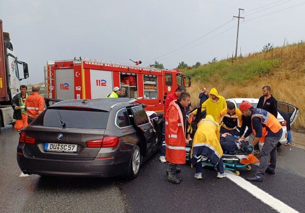 Gurbetçi Ailenin Karıştığı Trafik Kazasında 4 Kişi Yaralandı.