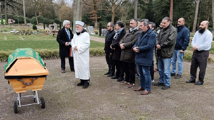 İranlı vatandaşın cenazesini yakılmaktan Türkler kurtardı.