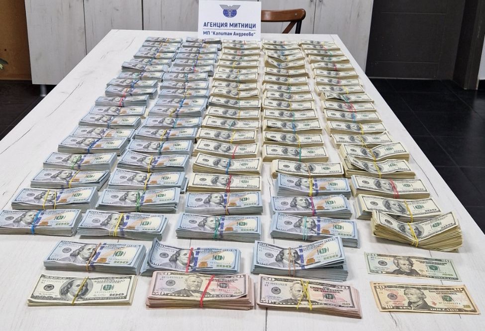 Türkiye’ye Giden Araçta 940.000 ABD Doları Nakit Para Yakalandı.