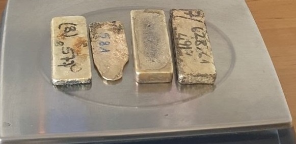 Türkiye’ye giden yolcunun üzerinde 2 kg altın yakalandı.