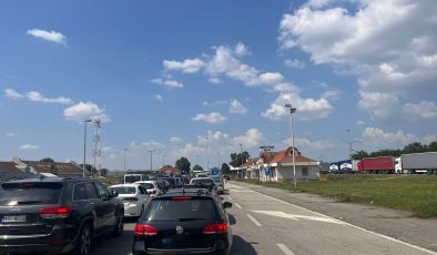Yolcuların üzerinde, beyan edilmeyen 60 bin avro nakit döviz ve altın ele geçirildi.