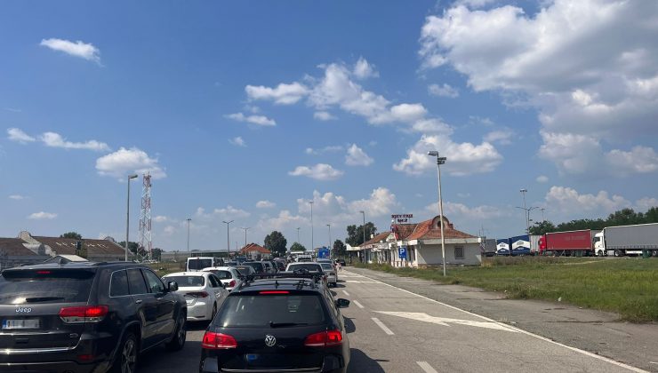 Yolcuların üzerinde, beyan edilmeyen 60 bin avro nakit döviz ve altın ele geçirildi.