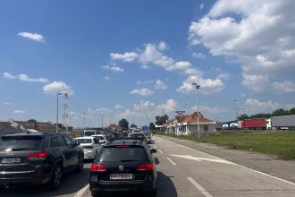 Seyahat sırasında belgelerde eksiklik veya uyumsuzluk olduğunda, sorumluluk sadece sürücüye aittir. Bu durumda, yanınızdaki eşiniz veya yakınlarınız sorumlu tutulamaz. Bu nedenle, sürücünün belgeler ve kurallar hakkında tam bilgi sahibi olması çok önemlidir.