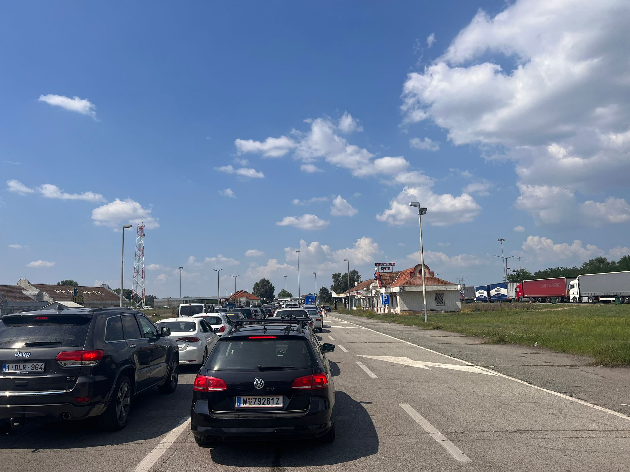Seyahat sırasında belgelerde eksiklik veya uyumsuzluk olduğunda, sorumluluk sadece sürücüye aittir. Bu durumda, yanınızdaki eşiniz veya yakınlarınız sorumlu tutulamaz. Bu nedenle, sürücünün belgeler ve kurallar hakkında tam bilgi sahibi olması çok önemlidir.