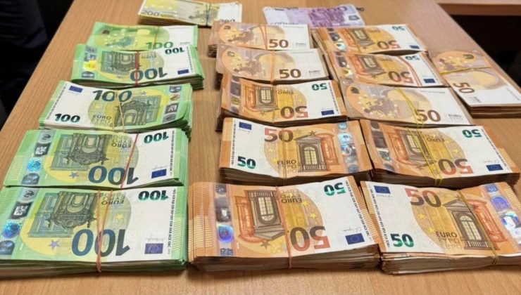 Türkiye’ye giden iki araçta 200.000 avro yakalandı.