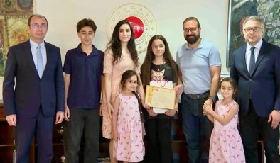 Almanya’da 600 Bin Kişinin Katıldığı Yarışmayı Türk Kızı Ayla Kazandı.