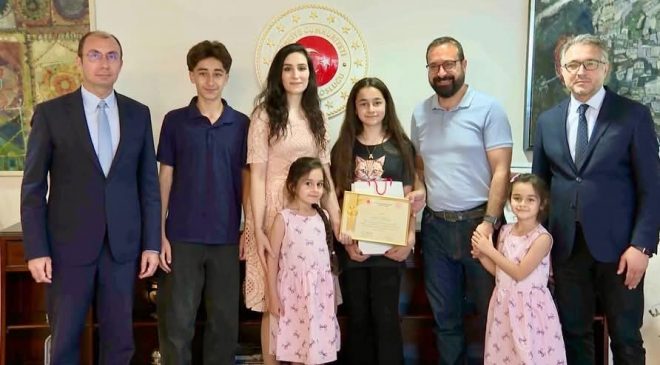 Almanya’da 600 Bin Kişinin Katıldığı Yarışmayı Türk Kızı Ayla Kazandı.