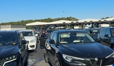 HIRVATİSTAN SINIRINDA ÇİLE DEVAM EDİYOR. BEKLEME SÜRELERİ 9 SAATİ AŞIYOR.