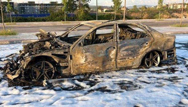 Bulgar Gümrük Memurları Aracın Geçişine İzin Vermedi: Vatandaş Aracı Ateşe Verdi.