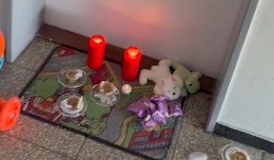 Böcek Ailesinin Evinin Önü Oyuncaklarla Doldu