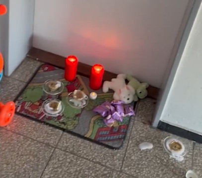 Böcek Ailesinin Evinin Önü Oyuncaklarla Doldu