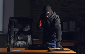 DUISBURG’DA ALIŞVERİŞ MERKEZİNDE MİLYONLUK KUYUMCU SOYGUNU