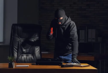 DUISBURG’DA ALIŞVERİŞ MERKEZİNDE MİLYONLUK KUYUMCU SOYGUNU