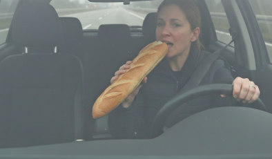 Almanya’da şaşırtan olay: Radar, kadının elindeki ekmeği telefon sanıp ceza kesti