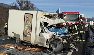 Gurbetçi Şoförün Kullandığı Minübüs Duran Tıra Arkadan Çarptı, Kazada Şoför Hayatını Kaybetti.