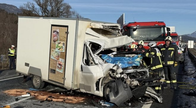 Gurbetçi Şoförün Kullandığı Minübüs Duran Tıra Arkadan Çarptı, Kazada Şoför Hayatını Kaybetti.