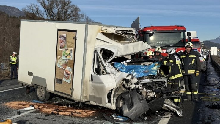 Gurbetçi Şoförün Kullandığı Minübüs Duran Tıra Arkadan Çarptı, Kazada Şoför Hayatını Kaybetti.