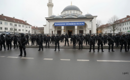 ALMANYA’DA RAMAZANIN İLK GÜNÜ HANNOVER DİTİB MERKEZ CAMİYE ŞOK BASKIN! AYAKKABILARLA GİRDİLER!”
