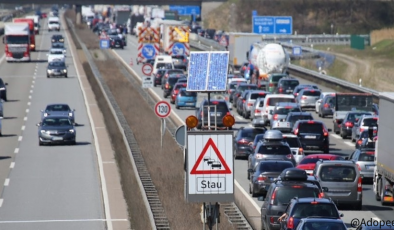 AVRUPA YOLLARINDA “TATİL” ALARMI: YOLLAR İKİYE BÖLÜNDÜ, GÜNEYDE TRAFİK KİLİT!