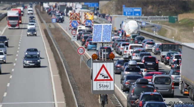 AVRUPA YOLLARINDA “TATİL” ALARMI: YOLLAR İKİYE BÖLÜNDÜ, GÜNEYDE TRAFİK KİLİT!