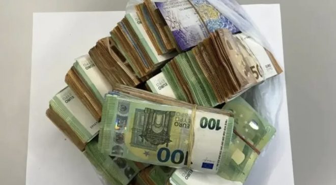 Alman Polisi Bir Yolcunun Bavulunda 150 Bin Avro Nakit Para Ele Geçirdi.