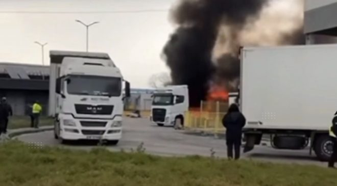 Kapıkule Yakınında Yanan Tıra Türk Görevliler Müdahale Etti.