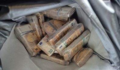 Türkiye’ye Giden Araçta Çikolata Çantasına Gizlenmiş Şekilde  220 Bin Avro Ele Geçirildi.