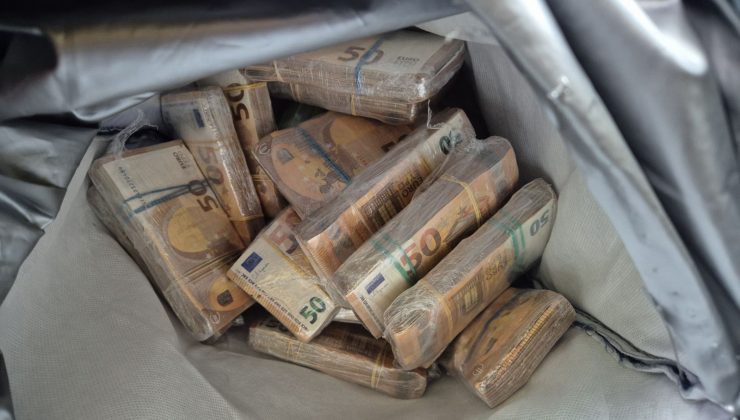 Türkiye’ye Giden Araçta Çikolata Çantasına Gizlenmiş Şekilde  220 Bin Avro Ele Geçirildi.