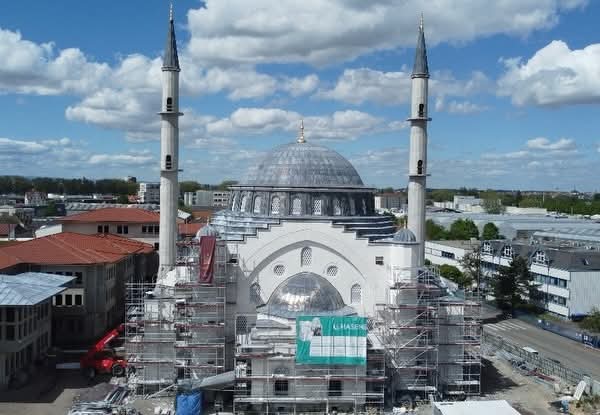 Strasbourg’daki Büyük Eyyub Sultan Camii İçin Finansman İddialarına Yalanlama