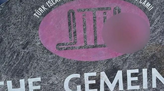 Almanya’da Bir Camiye Çirkin Saldırı: Cami Girişine Domuz Başı Bırakıldı ve Kanla Kirletildi.