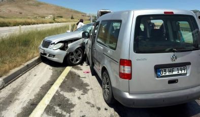 Afyonkarahisar’da Feci Kaza: Gurbetçi Vatandaş Hayatını Kaybetti, 2’si Ağır 6 Yaralı.