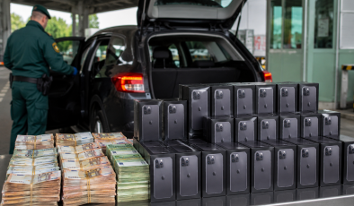 Macaristan Sınır Kapısında Bir Araçta 59 Cep Adet Telefonu ve 190 Bin Avro Nakit Para Ele Geçirildi.