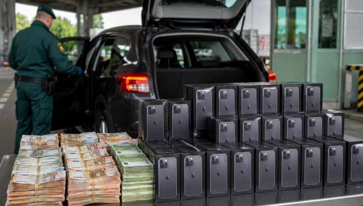 Macaristan Sınır Kapısında Bir Araçta 59 Cep Adet Telefonu ve 190 Bin Avro Nakit Para Ele Geçirildi.