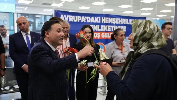 Türkiye’de Gurbetçilere Çiçekli Karşılama.