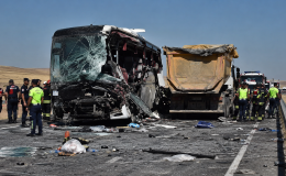 Ankara’da Trafik Kazası: Biri Gurbetçi 3 Kişi Hayatını Kaybetti, 24 Kişi Yaralandı.