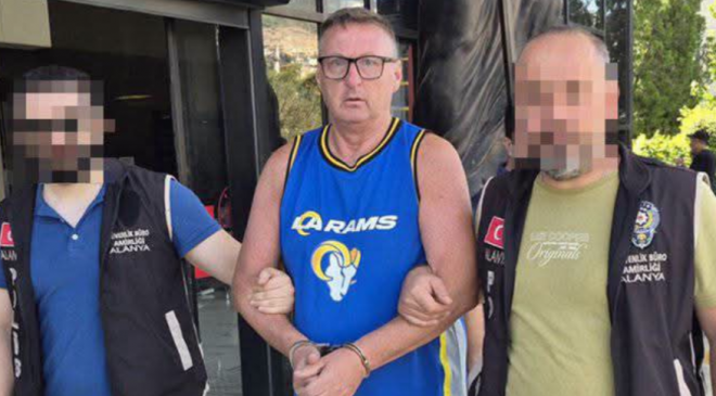 Türk Bayrağına Tüküren İngiliz Turist Tutuklandı
