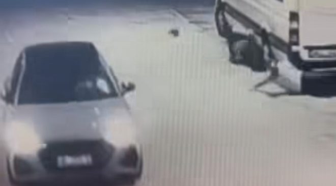 Edirne’de Bir Akaryakıt İstasyonunda Yabancı Plakalı Araç Sürücüsü 2 Kişiye Çarptı.