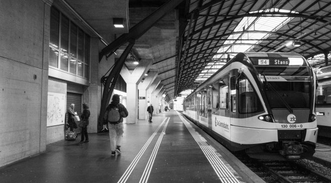 NRW’de otobüs ve tren güvenliği üzerine tartışma: Kadınların yaklaşık yarısı kendini güvende hissetmiyor