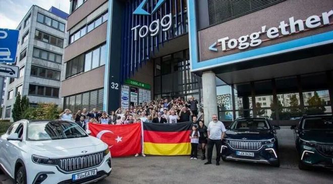 Almanya’daki Togg sahipleri Stuttgart’ta gövde gösterisi yaptı