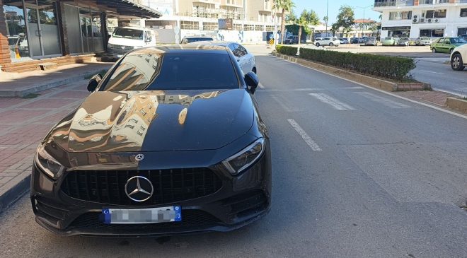 Antalya’da Yabancı Plakalı Otomobil Kazaya Karıştı: Kaza Sonrası Otomobil Bağlandı