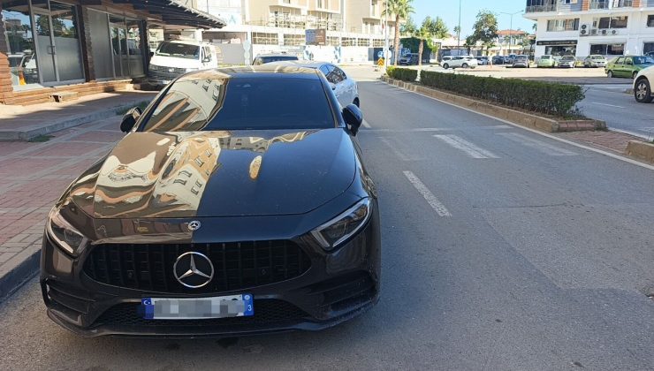 Antalya’da Yabancı Plakalı Otomobil Kazaya Karıştı: Kaza Sonrası Otomobil Bağlandı