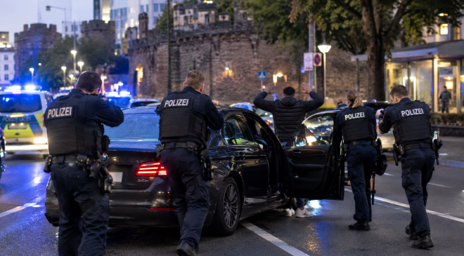 Düğün Konvoyunda Havaya Ateş Edildiği İddia Edilmesi Üzerine Onlarca Polis Olay Yerine Akın Etti.