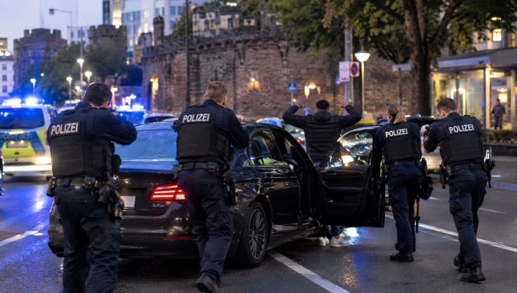 Düğün Konvoyunda Havaya Ateş Edildiği İddia Edilmesi Üzerine Onlarca Polis Olay Yerine Akın Etti.